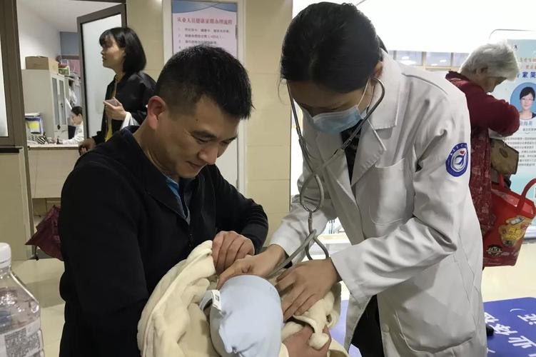 健康咨詢,醫(yī)生問(wèn)診,查看檢查報(bào)告&hellip;&hellip;義診活動(dòng)忙而有序,專家們運(yùn)用