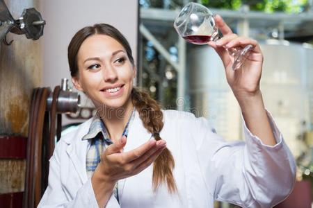 阿拉伯語(yǔ)醫(yī)生收到了工資日的概念。 穆斯林醫(yī)生在辦公室里數(shù)美元。 阿拉伯醫(yī)生持有金錢(qián)醫(yī)療咨詢。 醫(yī)院概念。 健康的概念。 醫(yī)療保健相似素材圖片第13頁(yè)-攝圖新視界